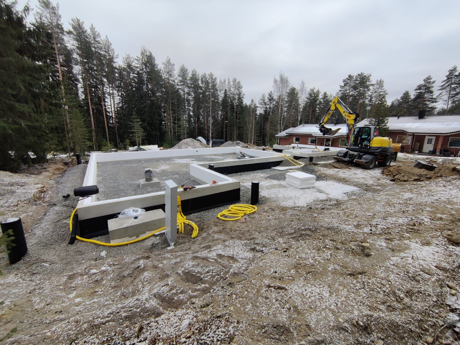 Talonpohjan kaivuutyöt ja perustusten valmistelu omakotitalokohteessa Hyvinkäällä.